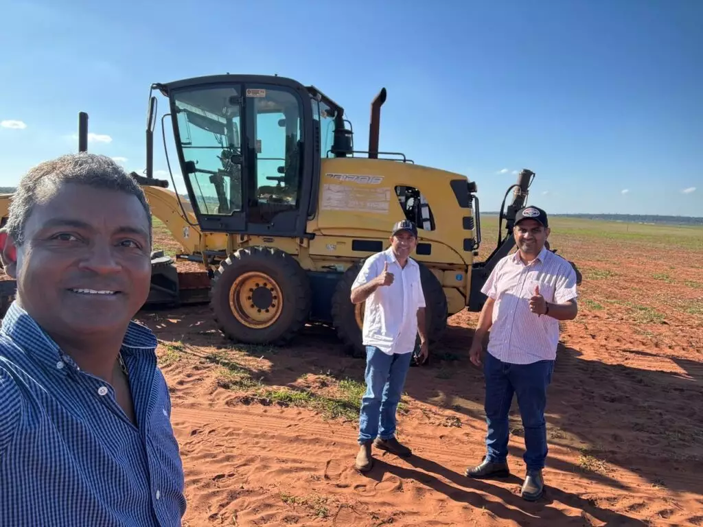 Presidente da Câmara de Paranhos, Chacal, vereador Joãozinho e prefeito Helio Acosta acompanham trabalhos de manutenção de estrada Presidente da Câmara de Paranhos, Chacal, vereador Joãozinho e prefeito Helio Acosta acompanham trabalhos de manutenção de estrada