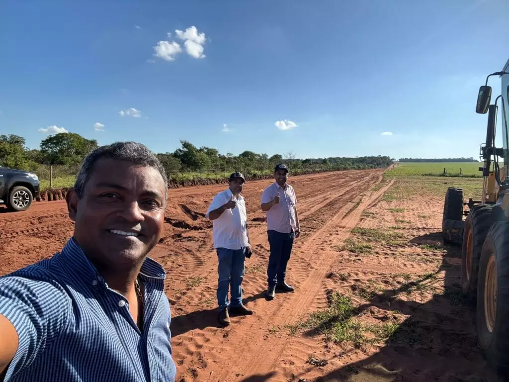 Presidente da Câmara de Paranhos, Chacal, vereador Joãozinho e prefeito Helio Acosta acompanham trabalhos de manutenção de estrada Presidente da Câmara de Paranhos, Chacal, vereador Joãozinho e prefeito Helio Acosta acompanham trabalhos de manutenção de estrada