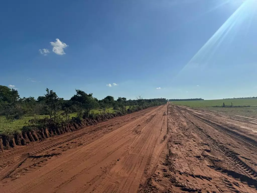 Presidente da Câmara de Paranhos, Chacal, vereador Joãozinho e prefeito Helio Acosta acompanham trabalhos de manutenção de estrada Presidente da Câmara de Paranhos, Chacal, vereador Joãozinho e prefeito Helio Acosta acompanham trabalhos de manutenção de estrada