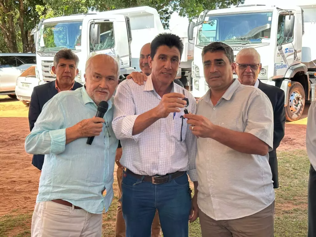 Iguatemi: Prefeito Lídio Ledesma entrega dois caminhões caçamba e uma moto 0 km para reforçar a frota da Secretaria de Obras Iguatemi: Prefeito Lídio Ledesma entrega dois caminhões caçamba e uma moto 0 km para reforçar a frota da Secretaria de Obras