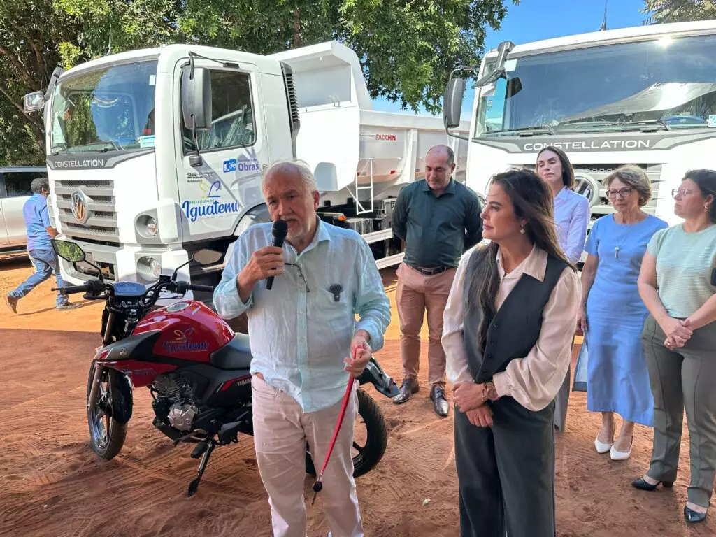Iguatemi: Prefeito Lídio Ledesma entrega dois caminhões caçamba e uma moto 0 km para reforçar a frota da Secretaria de Obras Iguatemi: Prefeito Lídio Ledesma entrega dois caminhões caçamba e uma moto 0 km para reforçar a frota da Secretaria de Obras