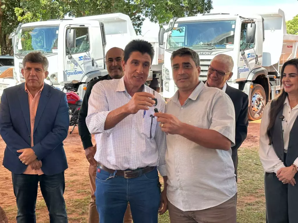 Iguatemi: Prefeito Lídio Ledesma entrega dois caminhões caçamba e uma moto 0 km para reforçar a frota da Secretaria de Obras Iguatemi: Prefeito Lídio Ledesma entrega dois caminhões caçamba e uma moto 0 km para reforçar a frota da Secretaria de Obras
