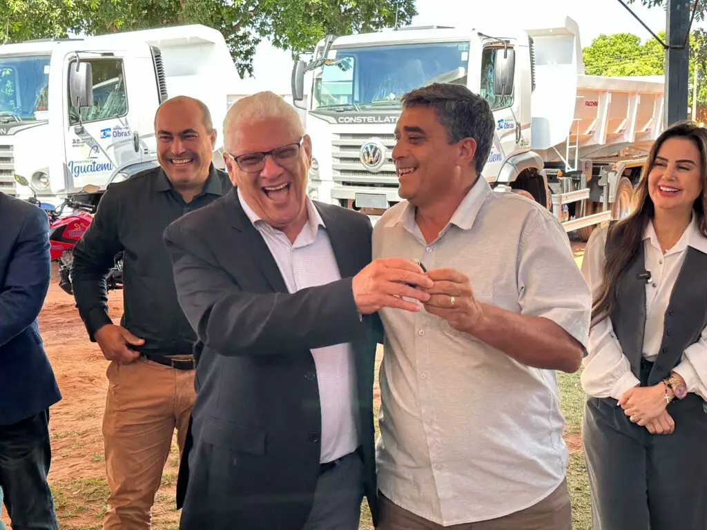 Iguatemi: Prefeito Lídio Ledesma entrega dois caminhões caçamba e uma moto 0 km para reforçar a frota da Secretaria de Obras Iguatemi: Prefeito Lídio Ledesma entrega dois caminhões caçamba e uma moto 0 km para reforçar a frota da Secretaria de Obras