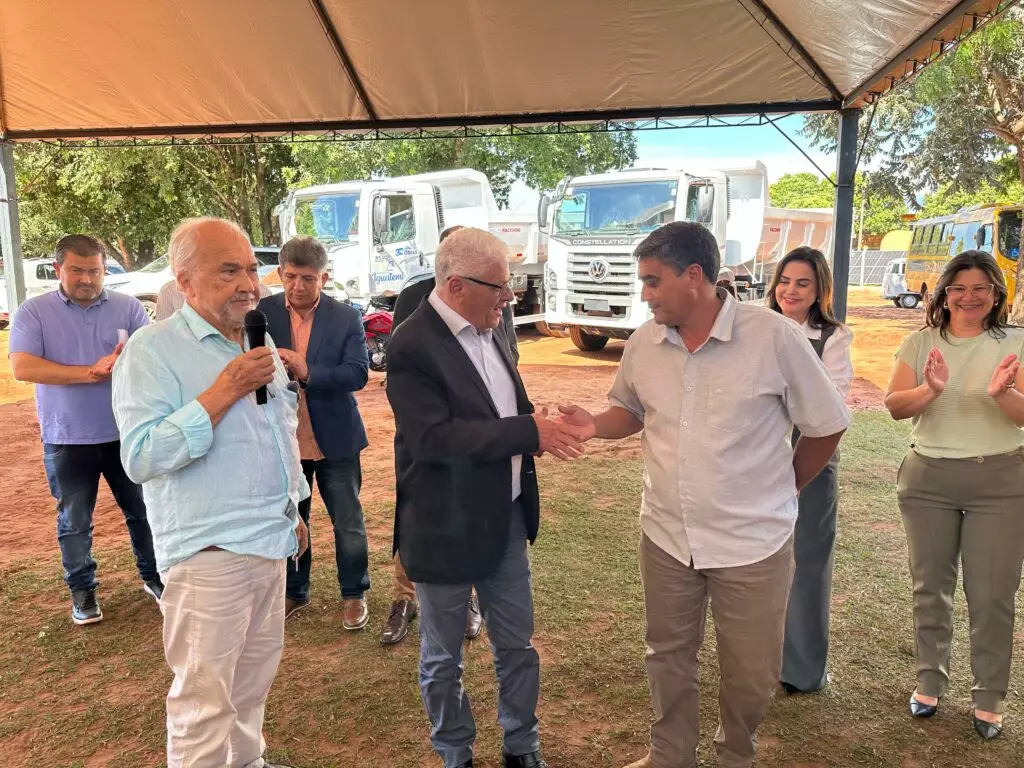 Iguatemi: Prefeito Lídio Ledesma entrega dois caminhões caçamba e uma moto 0 km para reforçar a frota da Secretaria de Obras Iguatemi: Prefeito Lídio Ledesma entrega dois caminhões caçamba e uma moto 0 km para reforçar a frota da Secretaria de Obras