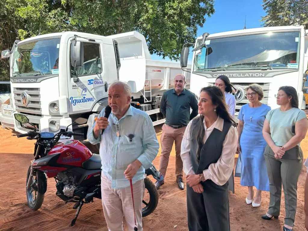 Iguatemi: Prefeito Lídio Ledesma entrega dois caminhões caçamba e uma moto 0 km para reforçar a frota da Secretaria de Obras Iguatemi: Prefeito Lídio Ledesma entrega dois caminhões caçamba e uma moto 0 km para reforçar a frota da Secretaria de Obras
