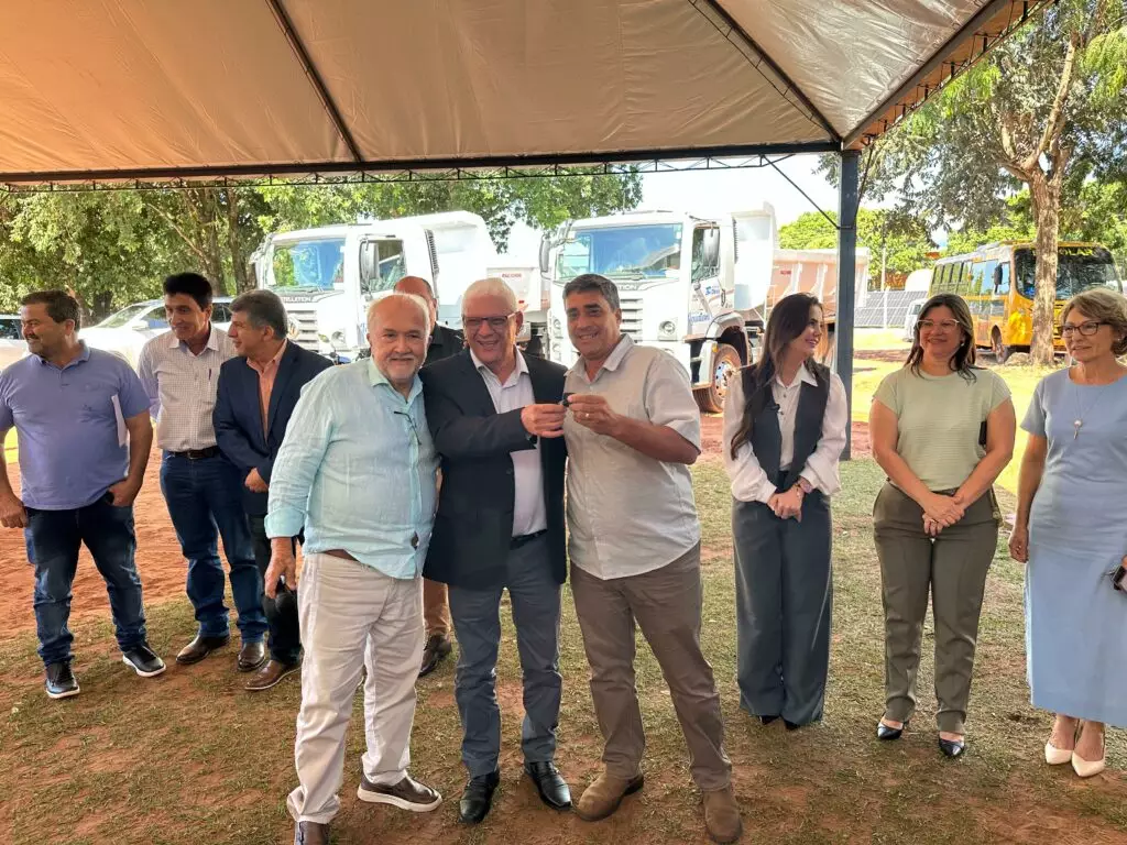 Iguatemi: Prefeito Lídio Ledesma entrega dois caminhões caçamba e uma moto 0 km para reforçar a frota da Secretaria de Obras Iguatemi: Prefeito Lídio Ledesma entrega dois caminhões caçamba e uma moto 0 km para reforçar a frota da Secretaria de Obras