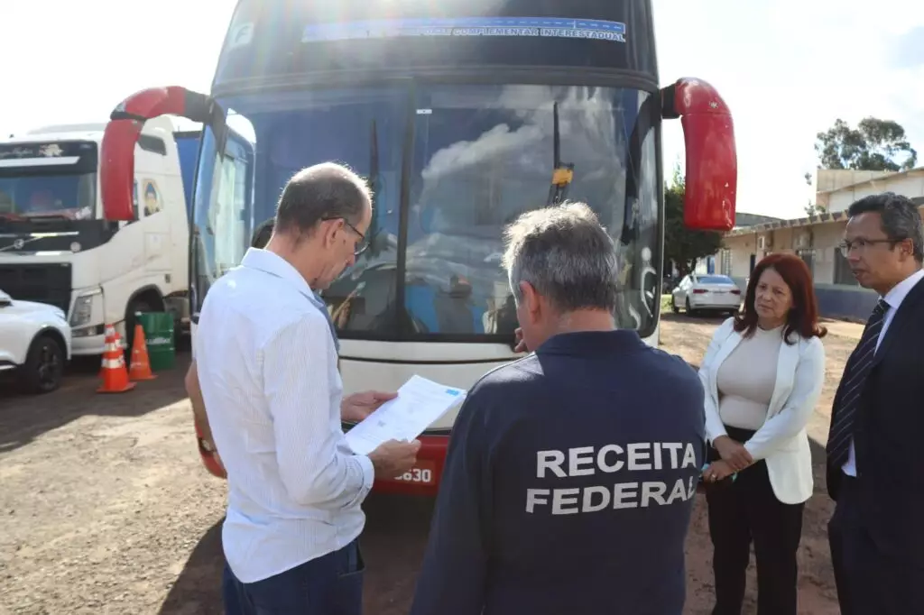 Prefeitura de Amambai conquista ônibus para o esporte e a cultura Prefeitura de Amambai conquista ônibus para o esporte e a cultura