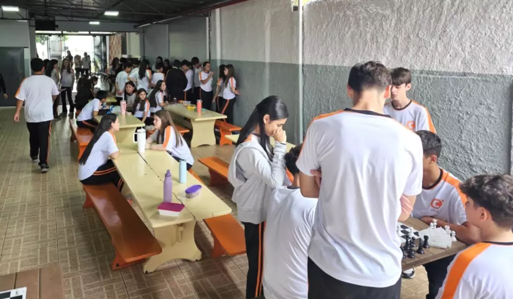 Menos celulares, mais interação: escolas de Amambai celebram efeitos positivos da nova lei