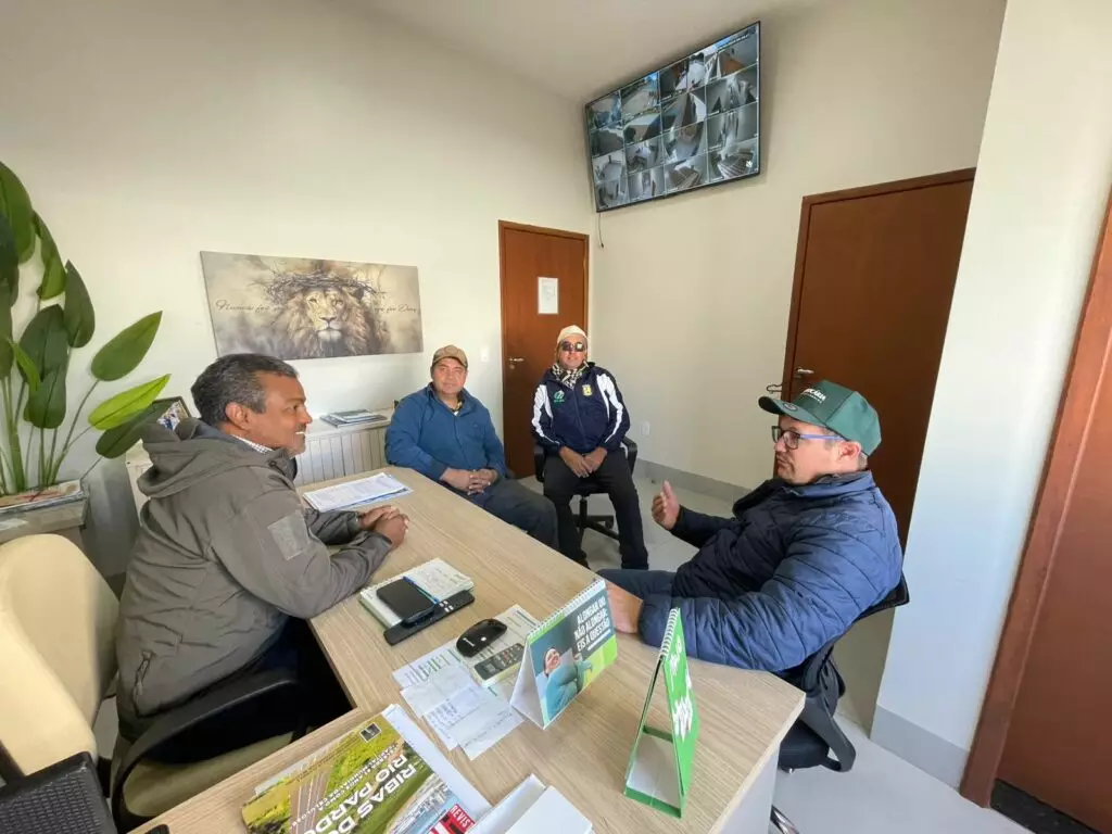 Presidente da Câmara de Paranhos, Chacal, e o vereador Milton Silva reforçam compromisso com a mobilidade rural Presidente da Câmara de Paranhos, Chacal, e o vereador Milton Silva reforçam compromisso com a mobilidade rural