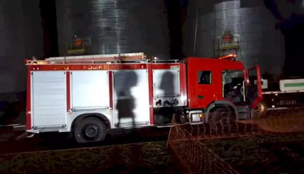 Corpo de Bombeiros de Caarapó apaga incêndio em silos de empresa Corpo de Bombeiros de Caarapó apaga incêndio em silos de empresa