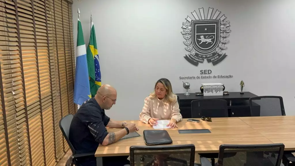 Lia Nogueira garante avanços para construção de escola no Bonanza e melhorias em unidades de Dourados e Douradina Lia Nogueira garante avanços para construção de escola no Bonanza e melhorias em unidades de Dourados e Douradina