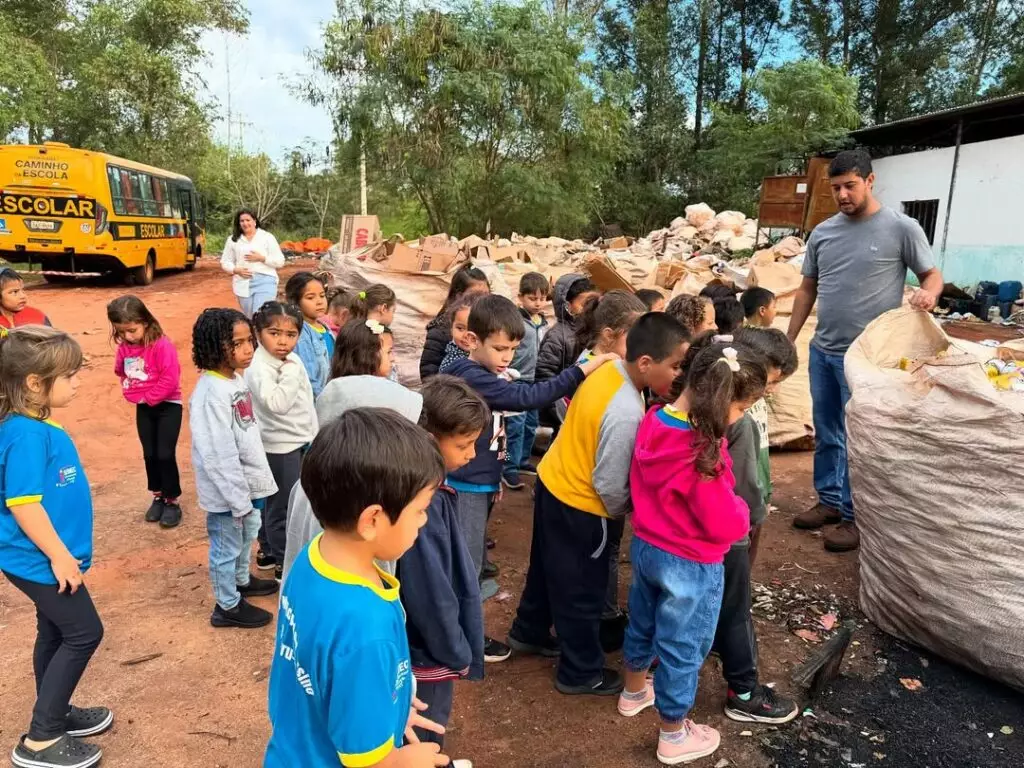 Tacuru: Alunos do CEI Sorriso da Criança vivenciam na prática a importância da reciclagem Tacuru: Alunos do CEI Sorriso da Criança vivenciam na prática a importância da reciclagem