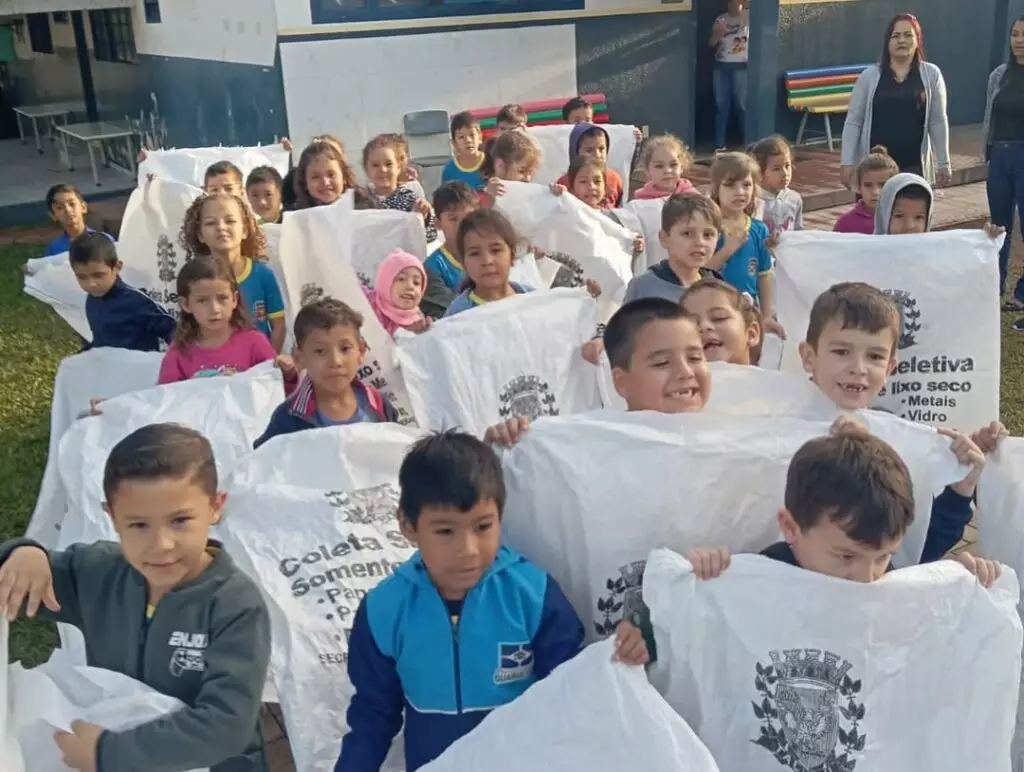 Tacuru: Alunos do CEI Sorriso da Criança vivenciam na prática a importância da reciclagem Tacuru: Alunos do CEI Sorriso da Criança vivenciam na prática a importância da reciclagem