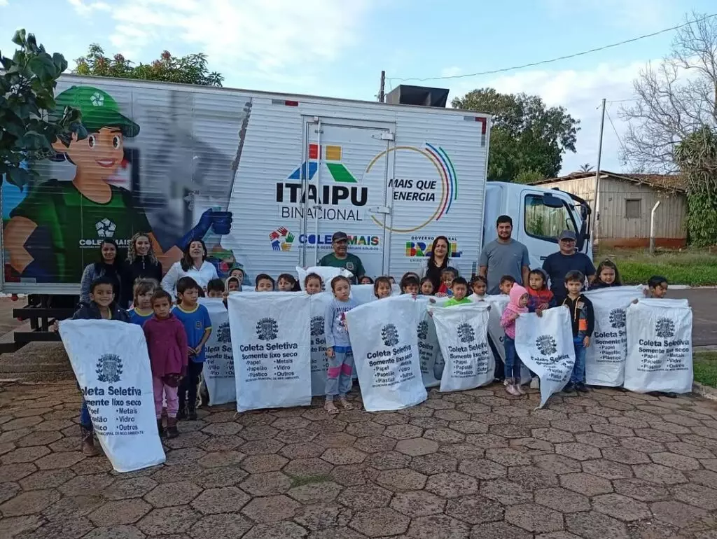 Tacuru: Alunos do CEI Sorriso da Criança vivenciam na prática a importância da reciclagem Tacuru: Alunos do CEI Sorriso da Criança vivenciam na prática a importância da reciclagem