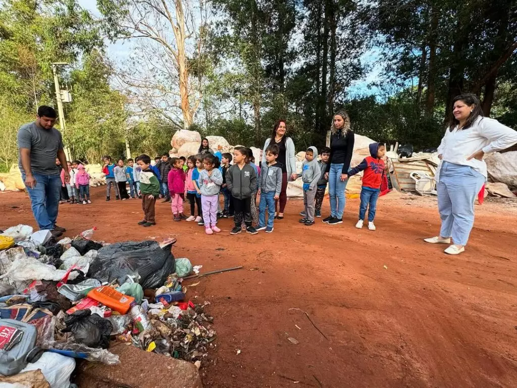 Tacuru: Alunos do CEI Sorriso da Criança vivenciam na prática a importância da reciclagem Tacuru: Alunos do CEI Sorriso da Criança vivenciam na prática a importância da reciclagem