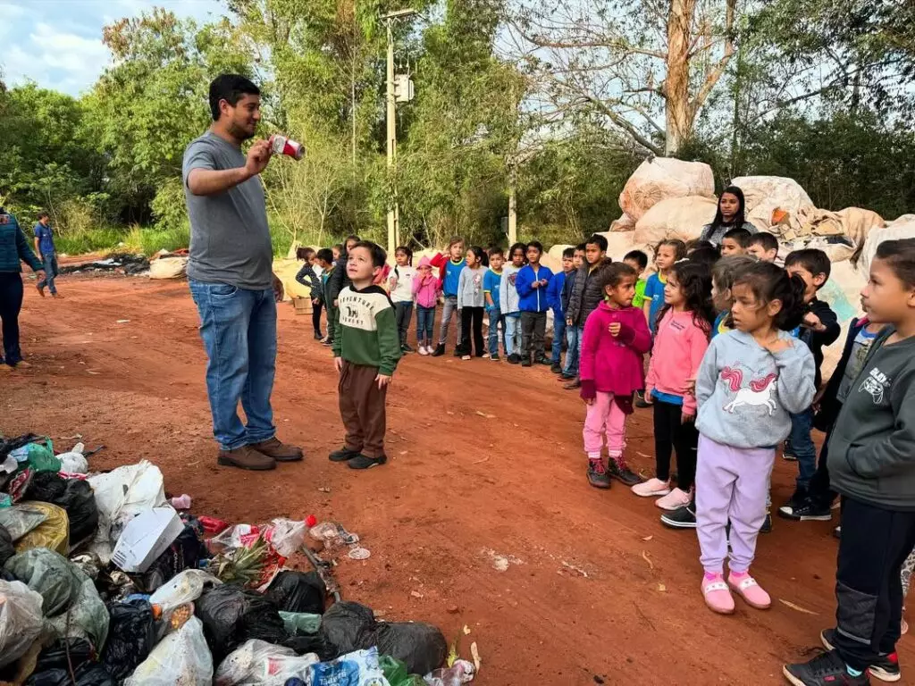 Tacuru: Alunos do CEI Sorriso da Criança vivenciam na prática a importância da reciclagem Tacuru: Alunos do CEI Sorriso da Criança vivenciam na prática a importância da reciclagem