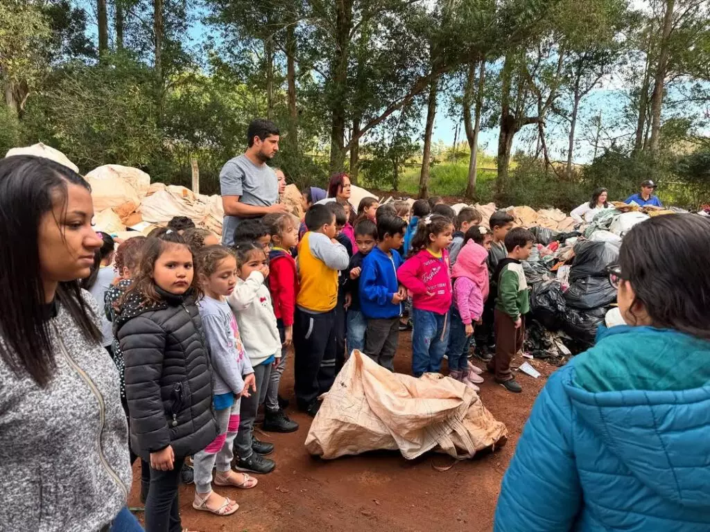 Tacuru: Alunos do CEI Sorriso da Criança vivenciam na prática a importância da reciclagem Tacuru: Alunos do CEI Sorriso da Criança vivenciam na prática a importância da reciclagem