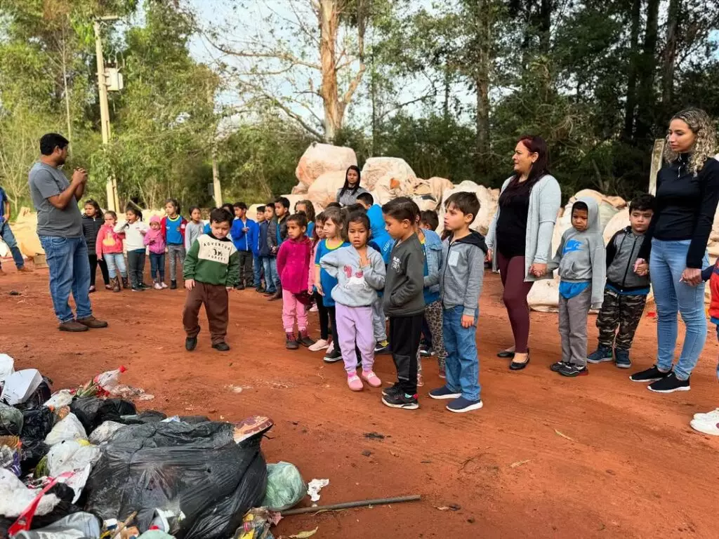 Tacuru: Alunos do CEI Sorriso da Criança vivenciam na prática a importância da reciclagem Tacuru: Alunos do CEI Sorriso da Criança vivenciam na prática a importância da reciclagem