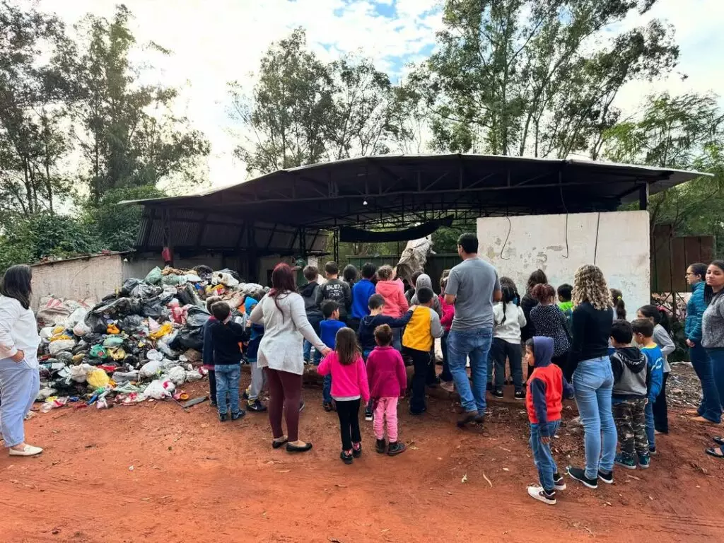 Tacuru: Alunos do CEI Sorriso da Criança vivenciam na prática a importância da reciclagem Tacuru: Alunos do CEI Sorriso da Criança vivenciam na prática a importância da reciclagem