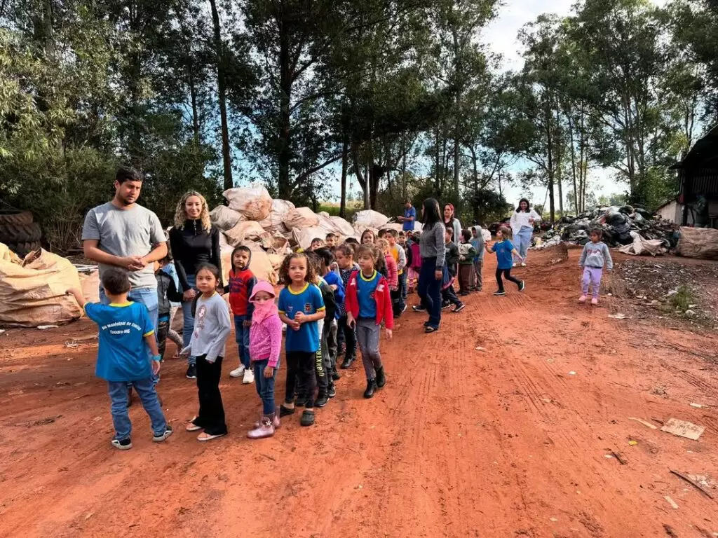 Tacuru: Alunos do CEI Sorriso da Criança vivenciam na prática a importância da reciclagem Tacuru: Alunos do CEI Sorriso da Criança vivenciam na prática a importância da reciclagem