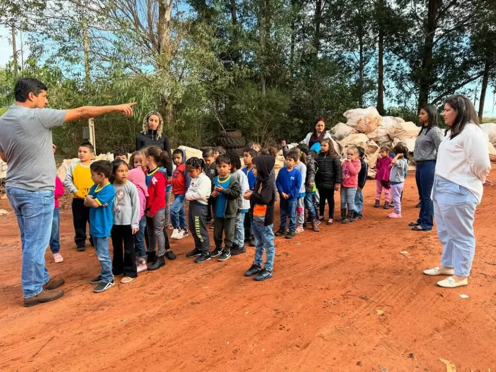 Tacuru: Alunos do CEI Sorriso da Criança vivenciam na prática a importância da reciclagem Tacuru: Alunos do CEI Sorriso da Criança vivenciam na prática a importância da reciclagem