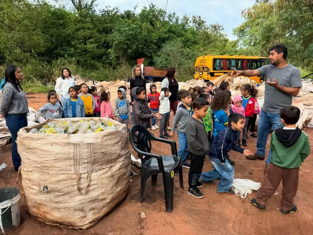 Tacuru: Alunos do CEI Sorriso da Criança vivenciam na prática a importância da reciclagem Tacuru: Alunos do CEI Sorriso da Criança vivenciam na prática a importância da reciclagem