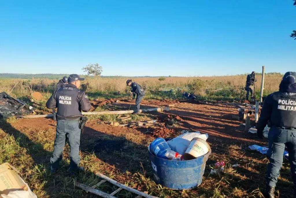 Operação da Polícia Militar desocupa área de ocupação irregular em Tacuru Operação da Polícia Militar desocupa área de ocupação irregular em Tacuru
