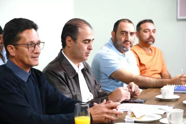 Prefeitura de Mundo Novo discute projeto de regularização do descarte de entulhos e limpeza de terrenos urbanos Prefeitura de Mundo Novo discute projeto de regularização do descarte de entulhos e limpeza de terrenos urbanos