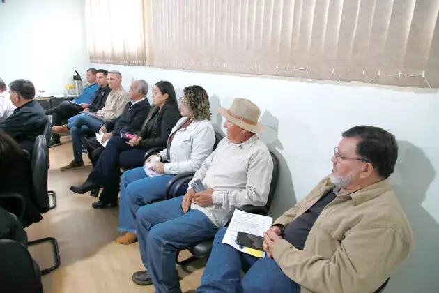Prefeitura de Mundo Novo discute projeto de regularização do descarte de entulhos e limpeza de terrenos urbanos Prefeitura de Mundo Novo discute projeto de regularização do descarte de entulhos e limpeza de terrenos urbanos