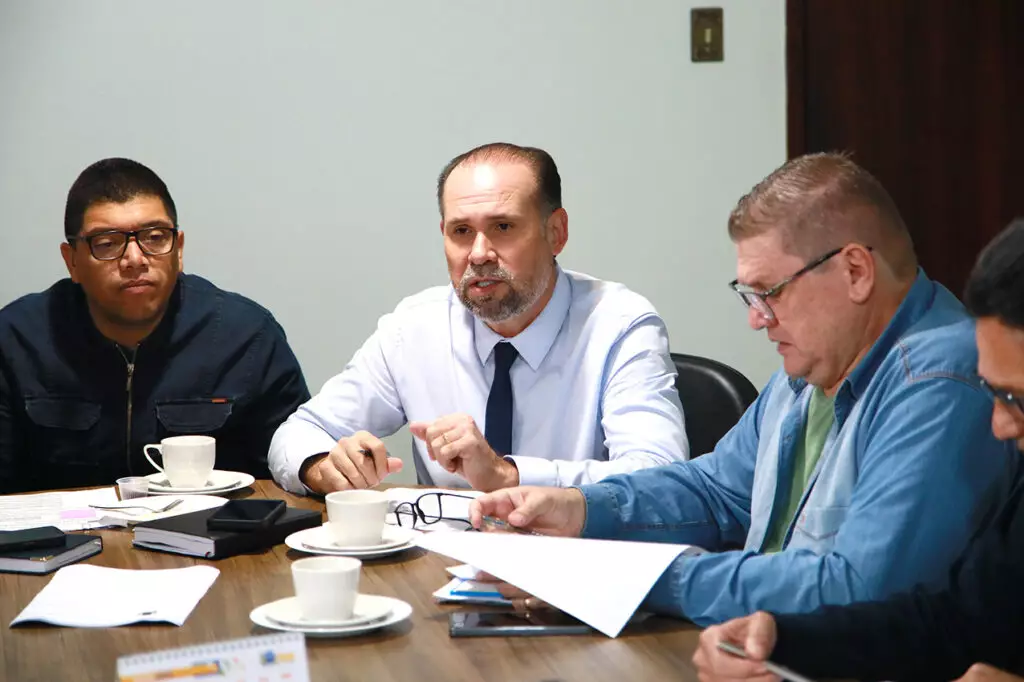 Prefeitura de Mundo Novo discute projeto de regularização do descarte de entulhos e limpeza de terrenos urbanos Prefeitura de Mundo Novo discute projeto de regularização do descarte de entulhos e limpeza de terrenos urbanos