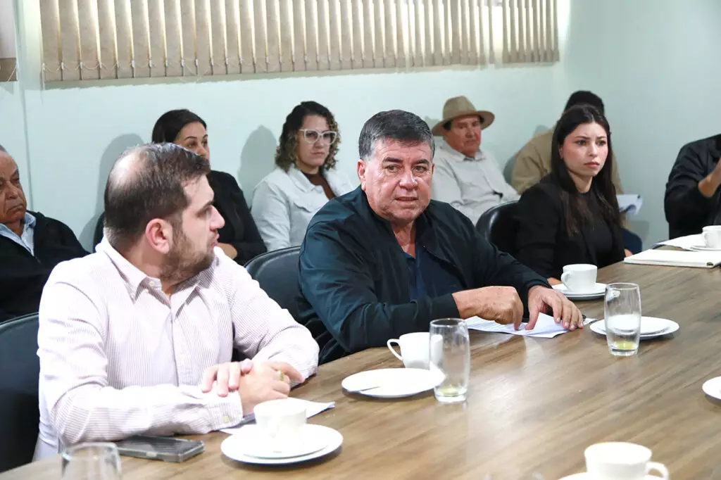 Prefeitura de Mundo Novo discute projeto de regularização do descarte de entulhos e limpeza de terrenos urbanos Prefeitura de Mundo Novo discute projeto de regularização do descarte de entulhos e limpeza de terrenos urbanos
