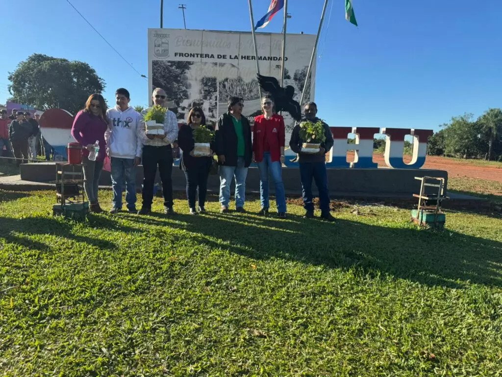 Arborização na Linha Internacional une Ypejhú e Paranhos em ação conjunta Arborização na Linha Internacional une Ypejhú e Paranhos em ação conjunta
