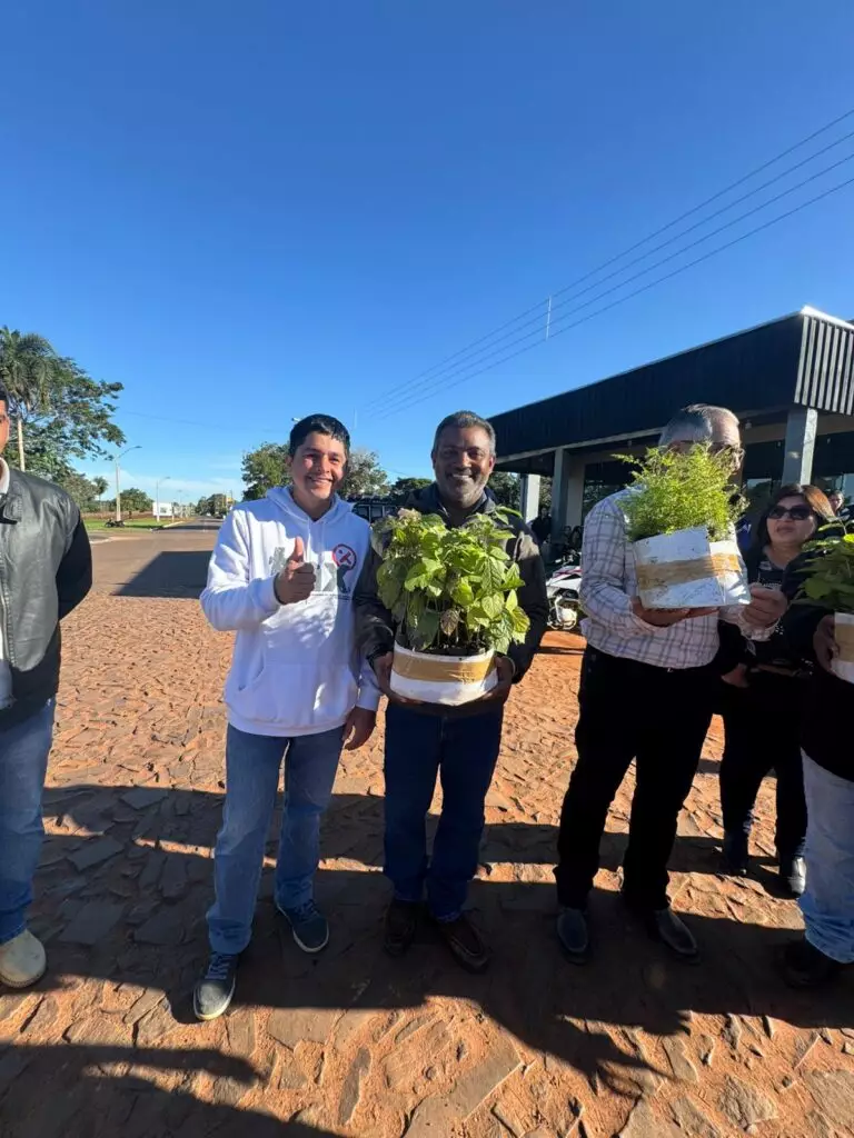 Arborização na Linha Internacional une Ypejhú e Paranhos em ação conjunta Arborização na Linha Internacional une Ypejhú e Paranhos em ação conjunta
