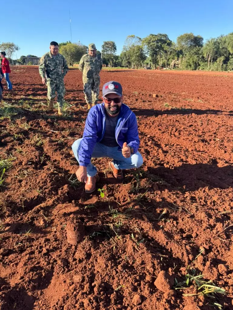 Arborização na Linha Internacional une Ypejhú e Paranhos em ação conjunta Arborização na Linha Internacional une Ypejhú e Paranhos em ação conjunta