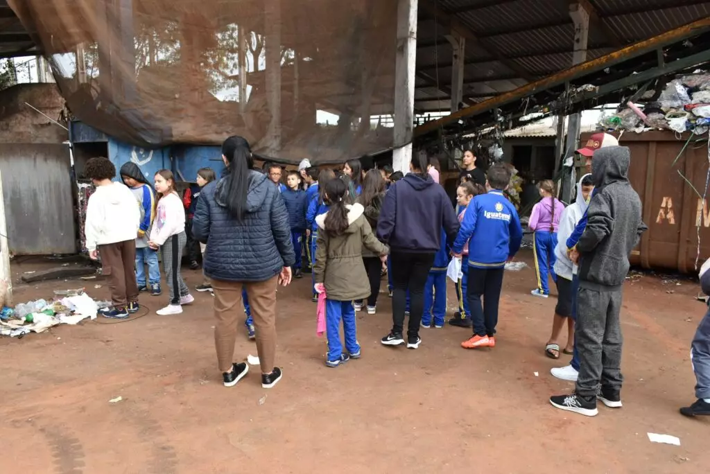 Na semana do meio ambiente, alunos da rede municipal de ensino de Iguatemi visitam a cooperativa de resíduos sólidos e o viveiro de mudas do município Na semana do meio ambiente, alunos da rede municipal de ensino de Iguatemi visitam a cooperativa de resíduos sólidos e o viveiro de mudas do município