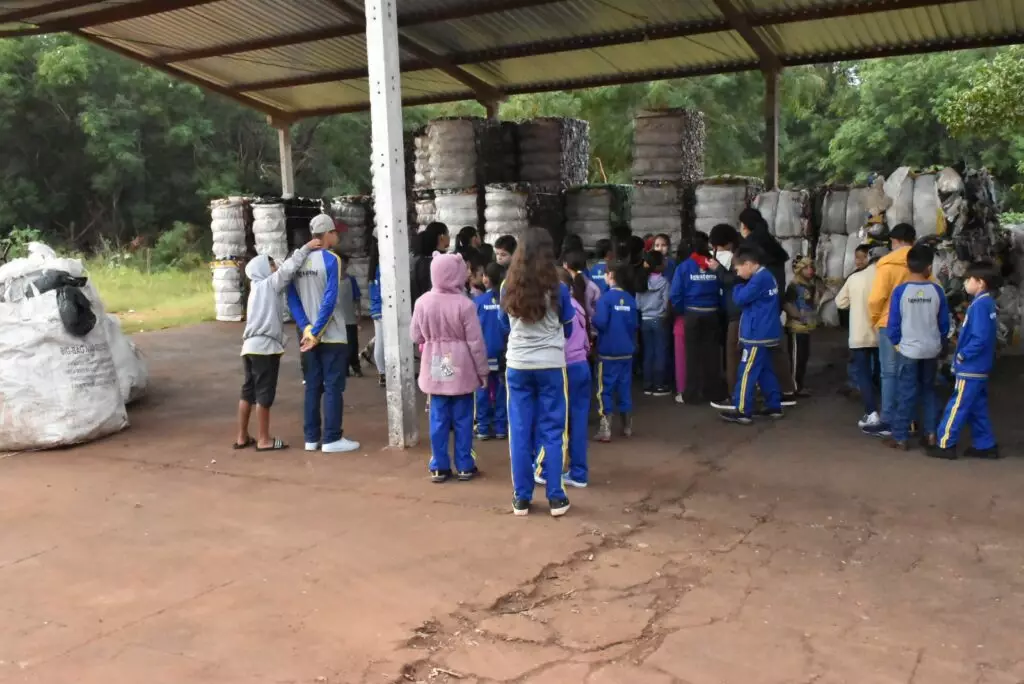Na semana do meio ambiente, alunos da rede municipal de ensino de Iguatemi visitam a cooperativa de resíduos sólidos e o viveiro de mudas do município Na semana do meio ambiente, alunos da rede municipal de ensino de Iguatemi visitam a cooperativa de resíduos sólidos e o viveiro de mudas do município