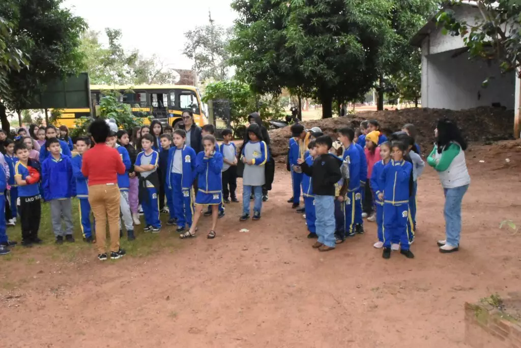 Na semana do meio ambiente, alunos da rede municipal de ensino de Iguatemi visitam a cooperativa de resíduos sólidos e o viveiro de mudas do município Na semana do meio ambiente, alunos da rede municipal de ensino de Iguatemi visitam a cooperativa de resíduos sólidos e o viveiro de mudas do município