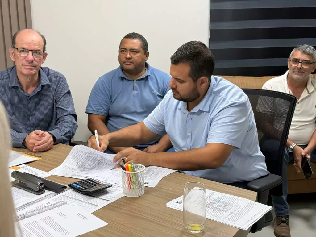 Amambai e Juti avançam em parceria para manutenção de estradas rurais