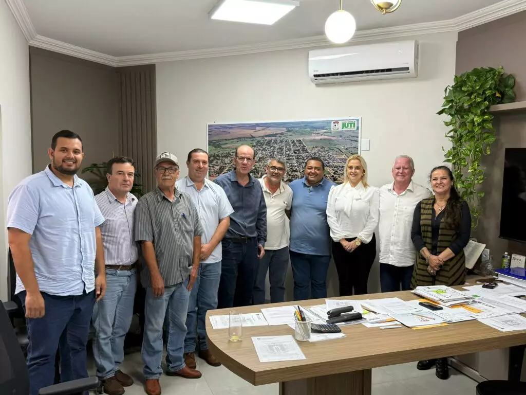 Amambai e Juti avançam em parceria para manutenção de estradas rurais