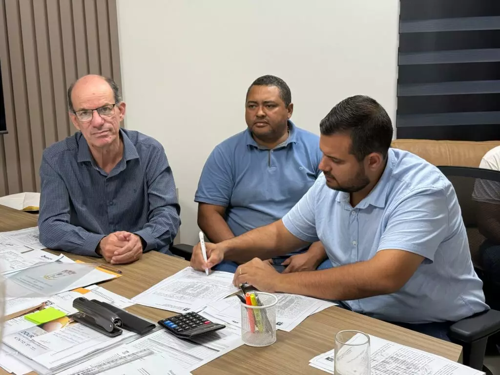 Amambai e Juti avançam em parceria para manutenção de estradas rurais