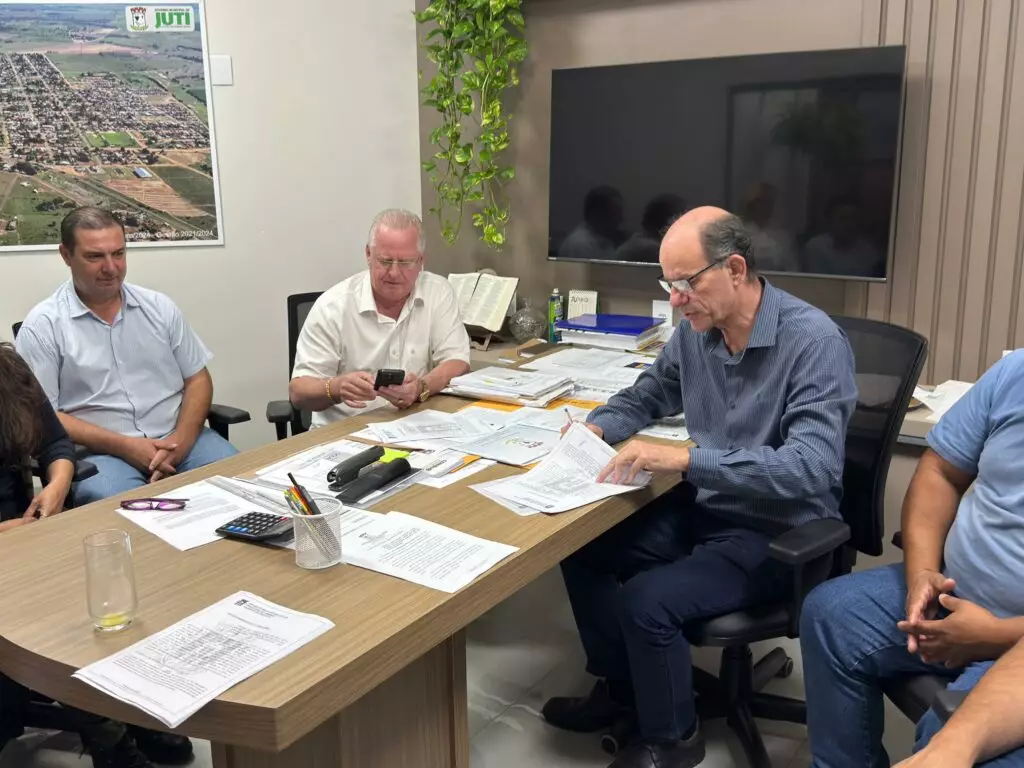 Amambai e Juti avançam em parceria para manutenção de estradas rurais