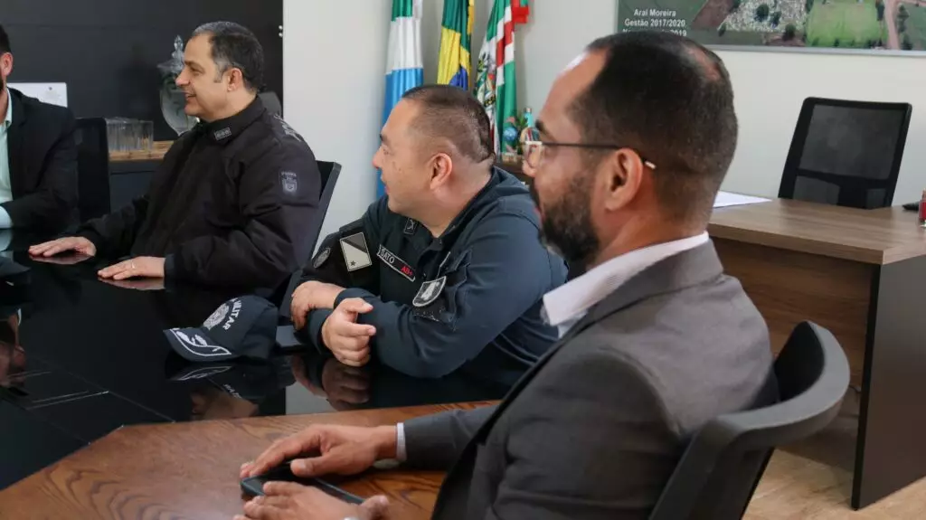 Autoridades municipais de Aral Moreira se reúnem com comando da PM para tratar de segurança pública Autoridades municipais de Aral Moreira se reúnem com comando da PM para tratar de segurança pública