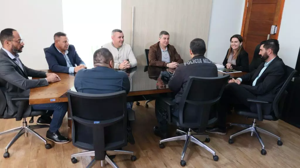 Autoridades municipais de Aral Moreira se reúnem com comando da PM para tratar de segurança pública Autoridades municipais de Aral Moreira se reúnem com comando da PM para tratar de segurança pública