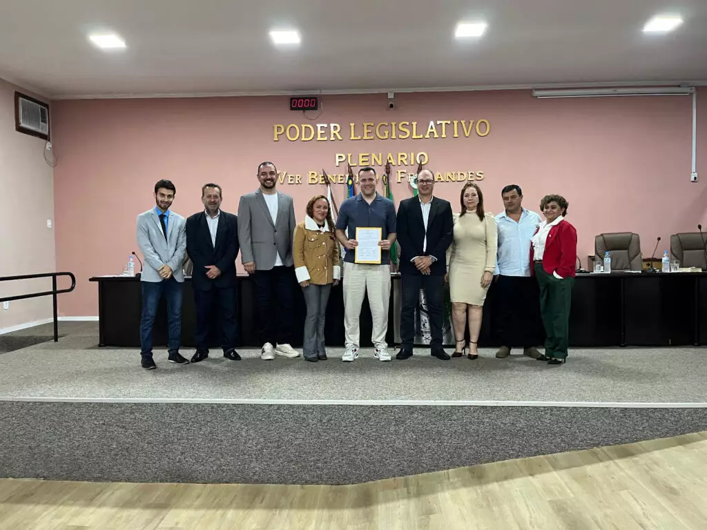 Orgulho de Coronel Sapucaia: Câmara entrega Moção de Aplausos a Carlos Magno Fernandes Filho, o “Carlinhos”, destaque internacional como treinador de futebol na Arábia Saudita Orgulho de Coronel Sapucaia: Câmara entrega Moção de Aplausos a Carlos Magno Fernandes Filho, o “Carlinhos”, destaque internacional como treinador de futebol na Arábia Saudita