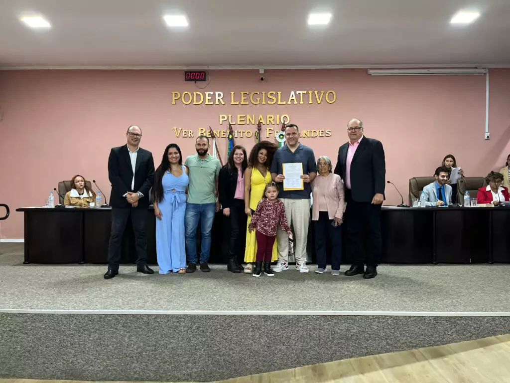 Orgulho de Coronel Sapucaia: Câmara entrega Moção de Aplausos a Carlos Magno Fernandes Filho, o “Carlinhos”, destaque internacional como treinador de futebol na Arábia Saudita Orgulho de Coronel Sapucaia: Câmara entrega Moção de Aplausos a Carlos Magno Fernandes Filho, o “Carlinhos”, destaque internacional como treinador de futebol na Arábia Saudita