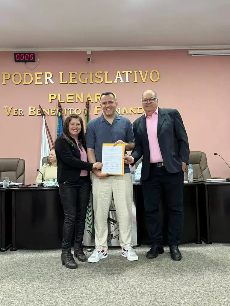 Orgulho de Coronel Sapucaia: Câmara entrega Moção de Aplausos a Carlos Magno Fernandes Filho, o “Carlinhos”, destaque internacional como treinador de futebol na Arábia Saudita Orgulho de Coronel Sapucaia: Câmara entrega Moção de Aplausos a Carlos Magno Fernandes Filho, o “Carlinhos”, destaque internacional como treinador de futebol na Arábia Saudita