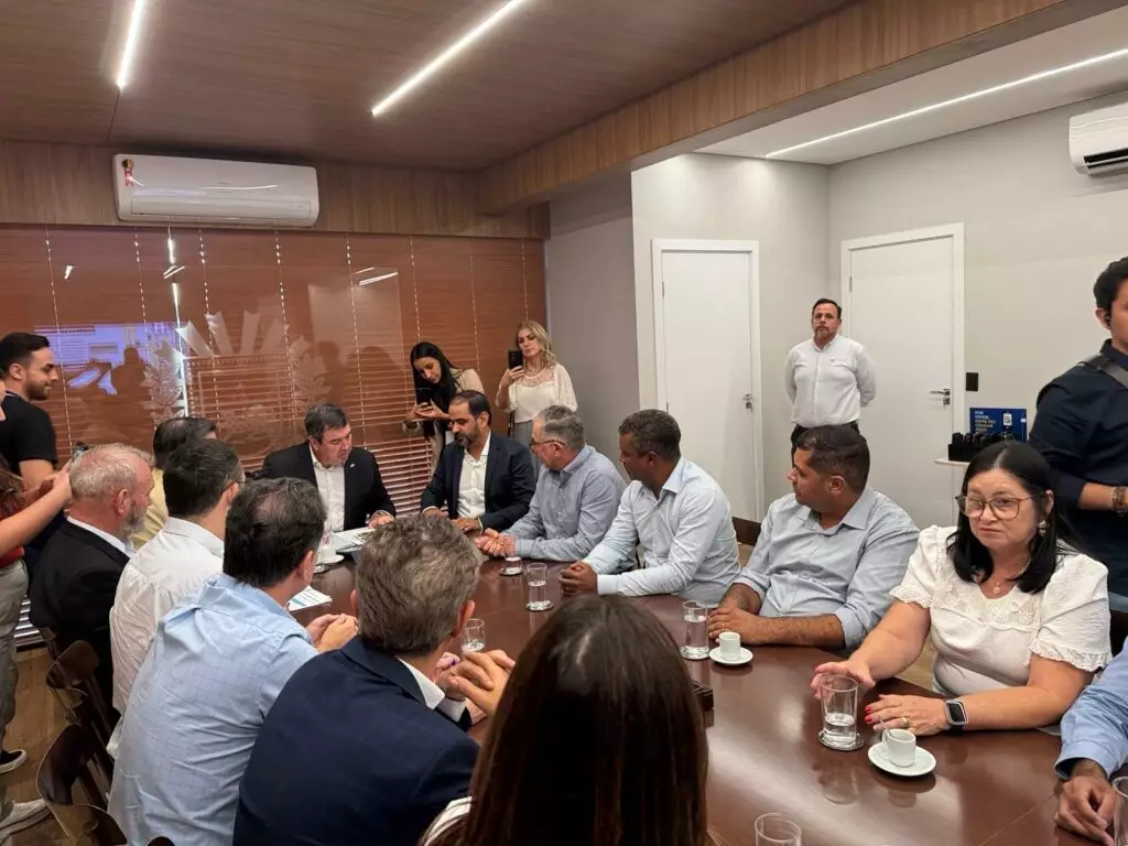 Paranhos: Vereador Chacal e demais vereadores comemoram conquista de asfalto para a Rua Fortuoso Silveira da Cunha Paranhos: Vereador Chacal e demais vereadores comemoram conquista de asfalto para a Rua Fortuoso Silveira da Cunha