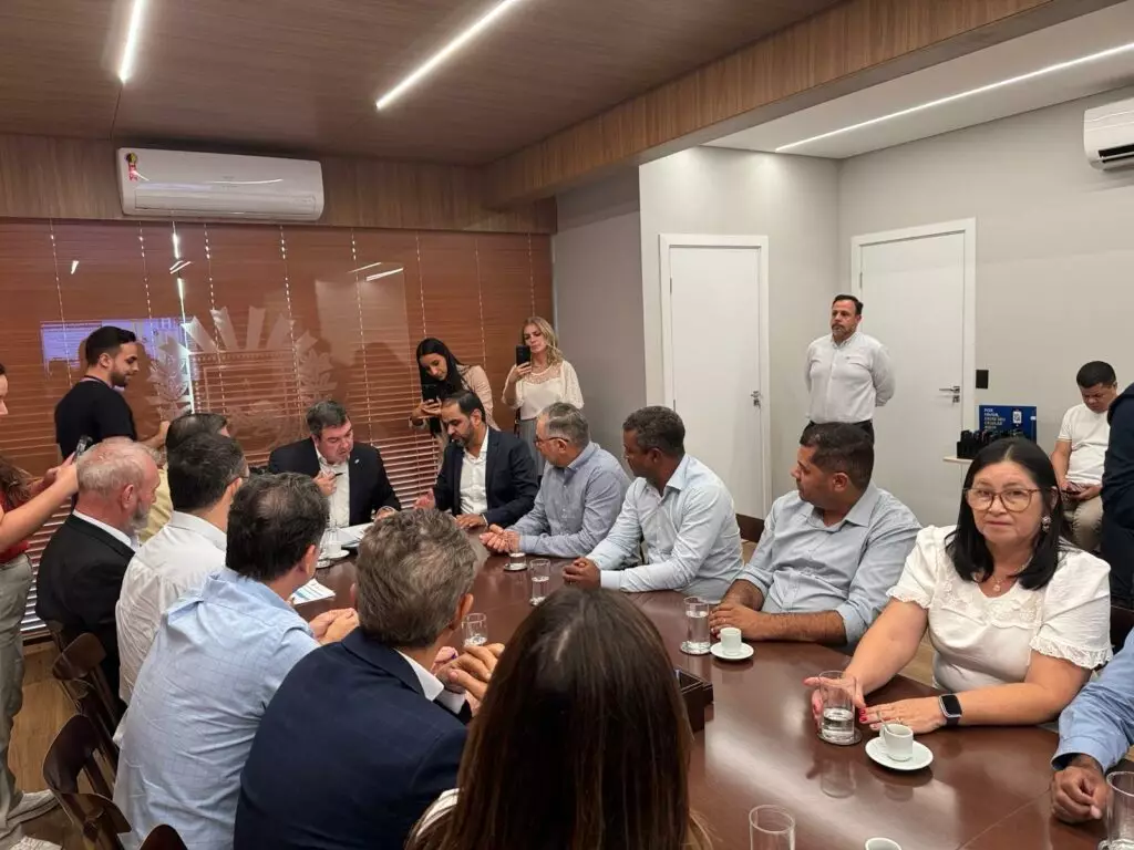 Paranhos: Vereador Chacal e demais vereadores comemoram conquista de asfalto para a Rua Fortuoso Silveira da Cunha Paranhos: Vereador Chacal e demais vereadores comemoram conquista de asfalto para a Rua Fortuoso Silveira da Cunha