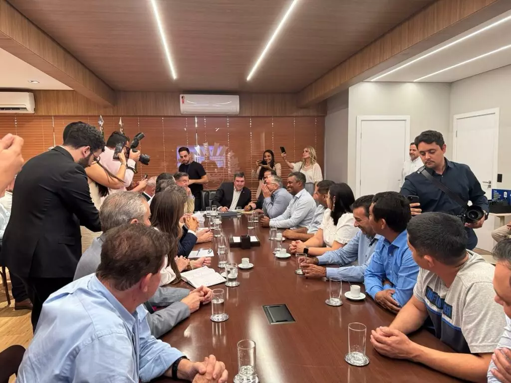 Paranhos: Vereador Chacal e demais vereadores comemoram conquista de asfalto para a Rua Fortuoso Silveira da Cunha Paranhos: Vereador Chacal e demais vereadores comemoram conquista de asfalto para a Rua Fortuoso Silveira da Cunha