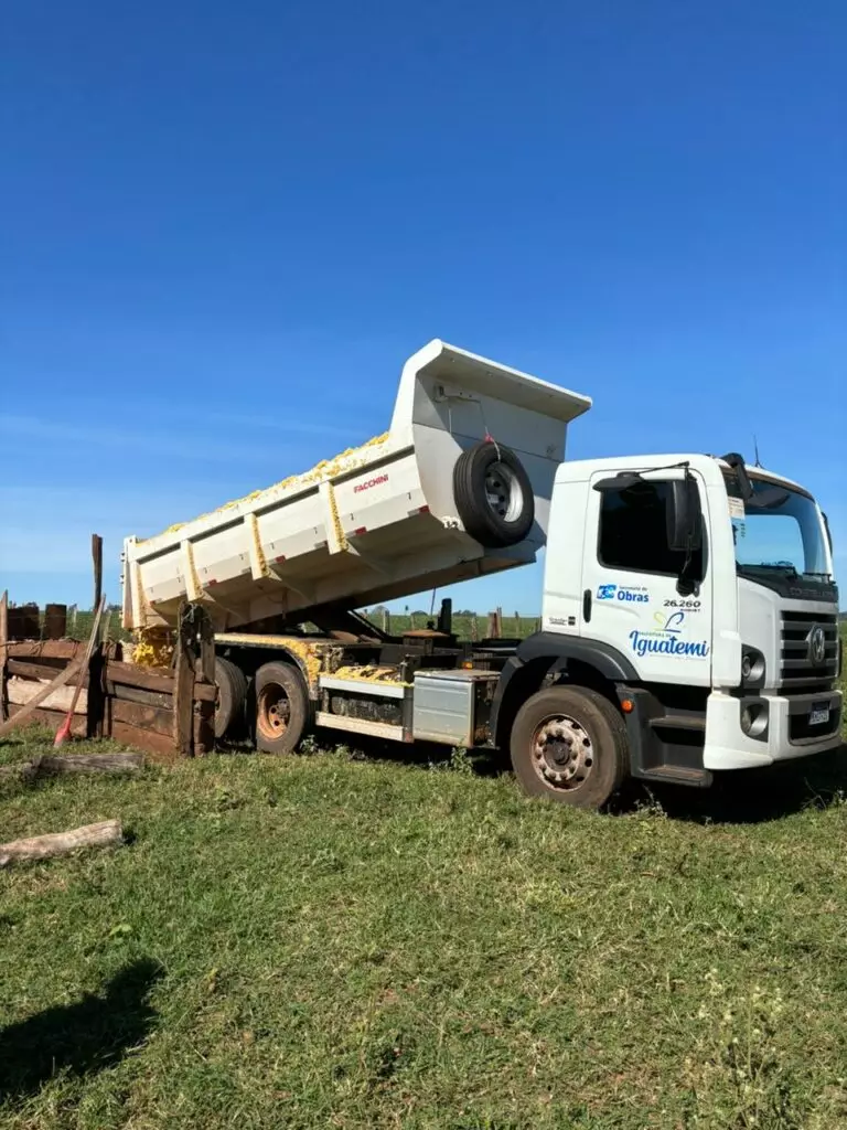 Iguatemi: Produtores rurais do Assentamento Rancho Loma recebem carga de massa de milho sem gastos com transporte, somente com o diesel Iguatemi: Produtores rurais do Assentamento Rancho Loma recebem carga de massa de milho sem gastos com transporte, somente com o diesel